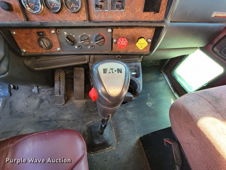 image for item KQ9189 2005 Kenworth T600  semi truck