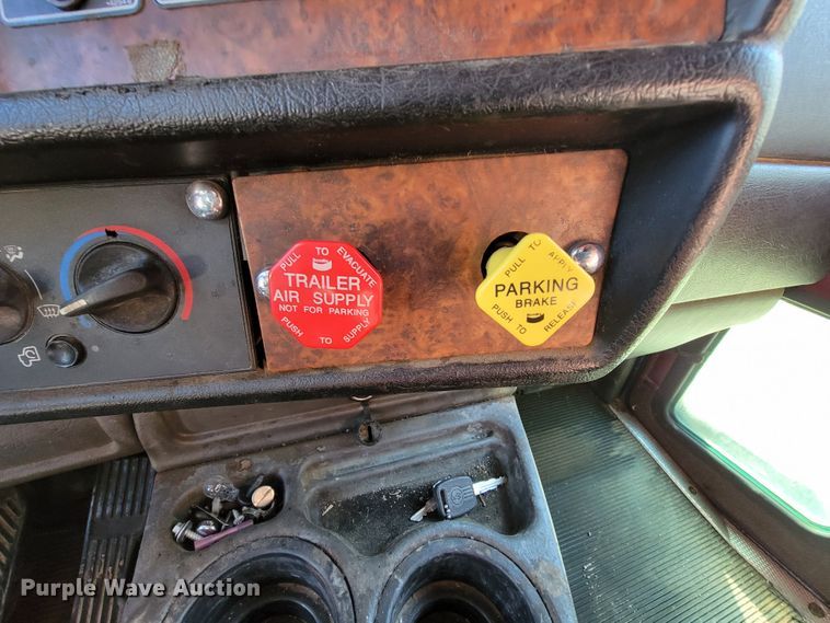 image for item KQ9189 2005 Kenworth T600  semi truck