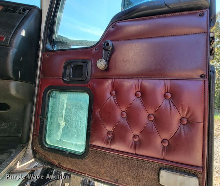 image for item KQ9189 2005 Kenworth T600  semi truck