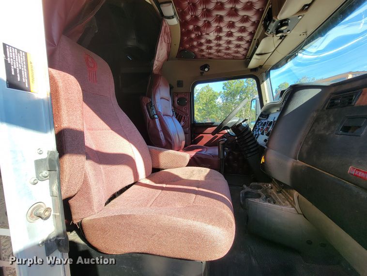 image for item KQ9189 2005 Kenworth T600  semi truck