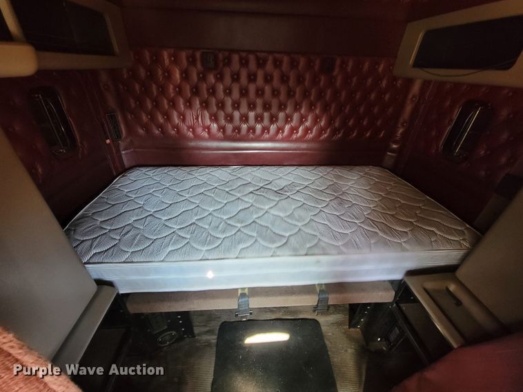 image for item KQ9189 2005 Kenworth T600  semi truck