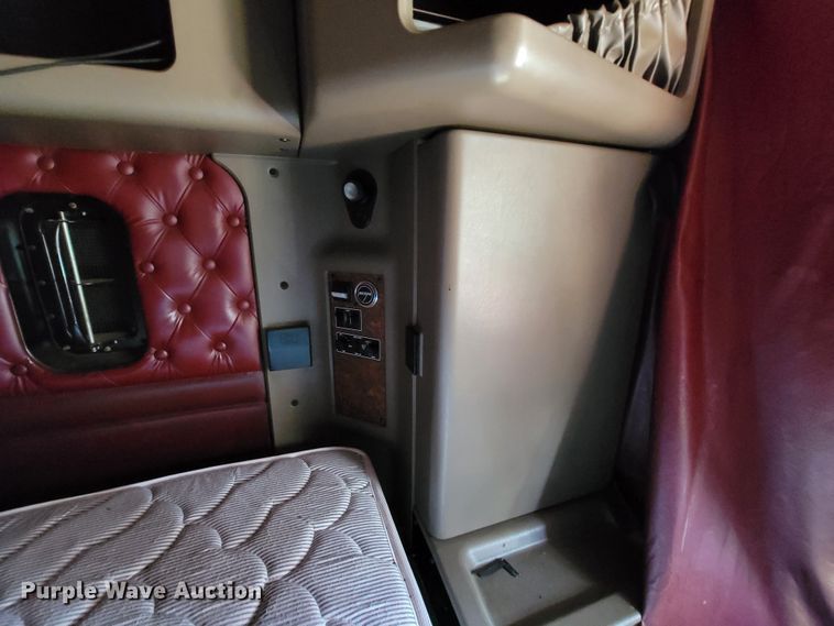 image for item KQ9189 2005 Kenworth T600  semi truck