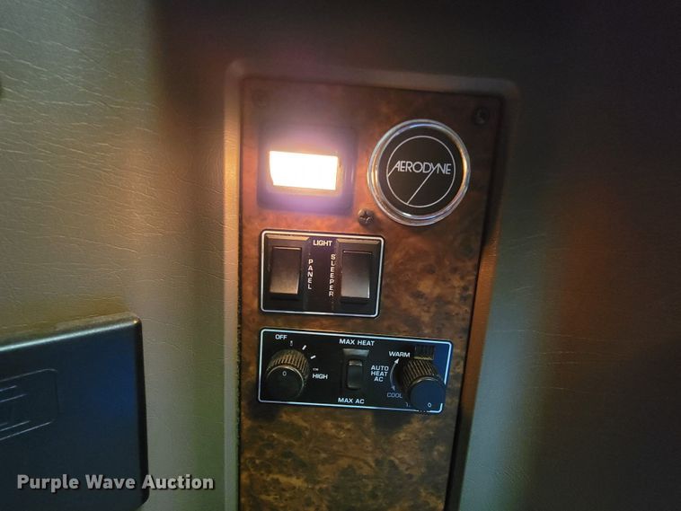 image for item KQ9189 2005 Kenworth T600  semi truck