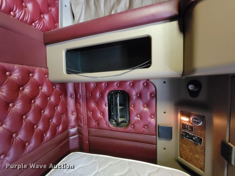 image for item KQ9189 2005 Kenworth T600  semi truck