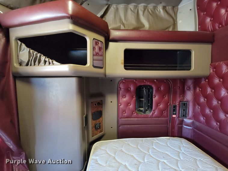 image for item KQ9189 2005 Kenworth T600  semi truck