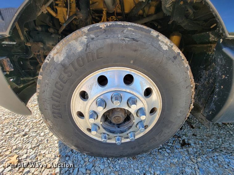 image for item KQ9189 2005 Kenworth T600  semi truck