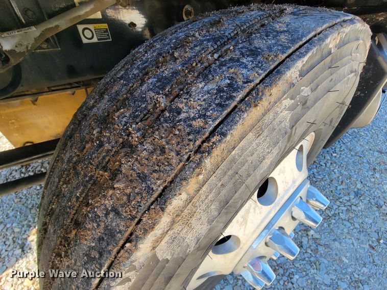 image for item KQ9189 2005 Kenworth T600  semi truck