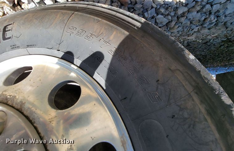 image for item KQ9189 2005 Kenworth T600  semi truck