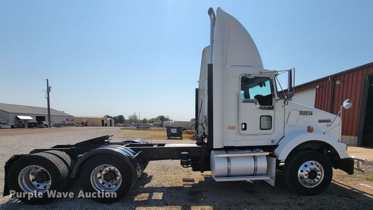 image for item KQ9191 2003 Kenworth T800  semi truck