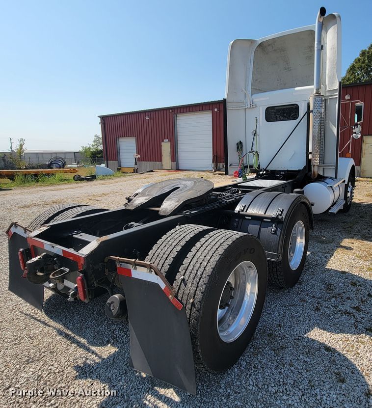 image for item KQ9191 2003 Kenworth T800  semi truck