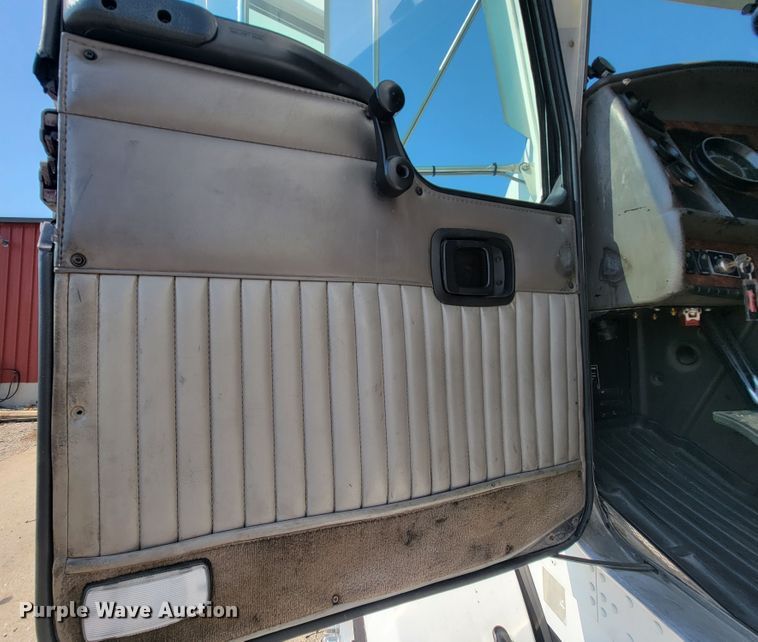 image for item KQ9191 2003 Kenworth T800  semi truck