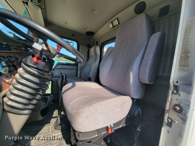 image for item KQ9191 2003 Kenworth T800  semi truck