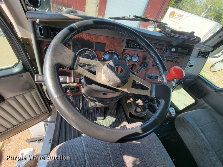 image for item KQ9191 2003 Kenworth T800  semi truck