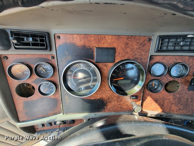 image for item KQ9191 2003 Kenworth T800  semi truck