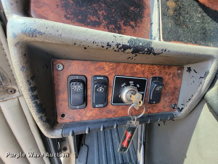 image for item KQ9191 2003 Kenworth T800  semi truck