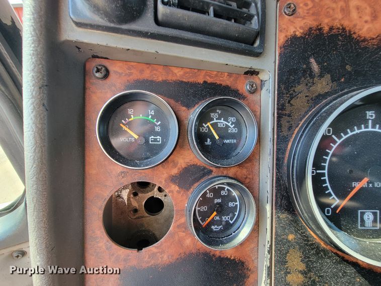 image for item KQ9191 2003 Kenworth T800  semi truck