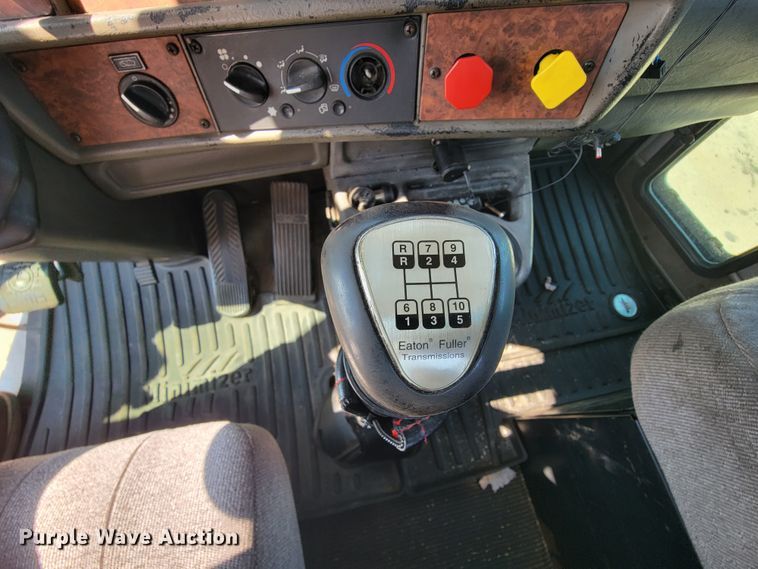 image for item KQ9191 2003 Kenworth T800  semi truck