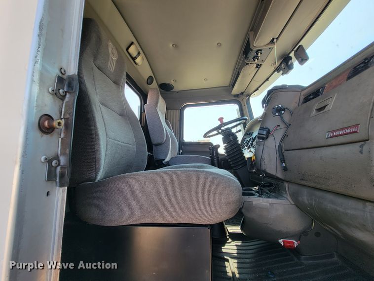 image for item KQ9191 2003 Kenworth T800  semi truck