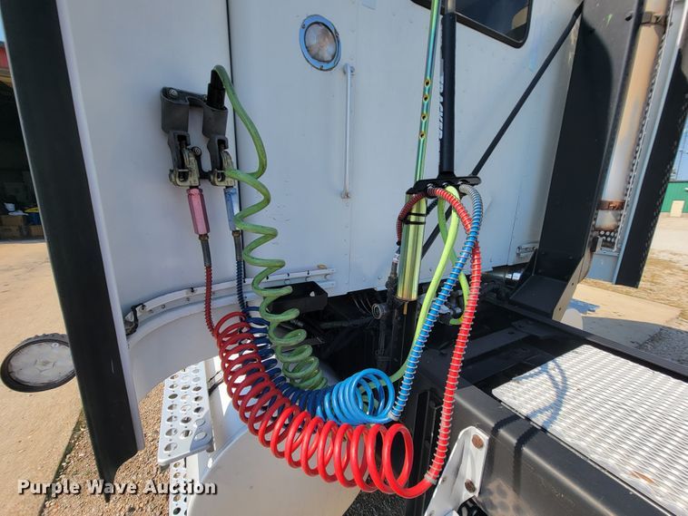 image for item KQ9191 2003 Kenworth T800  semi truck