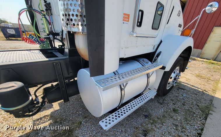 image for item KQ9191 2003 Kenworth T800  semi truck