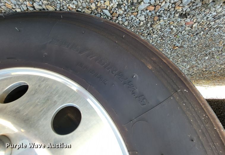 image for item KQ9191 2003 Kenworth T800  semi truck