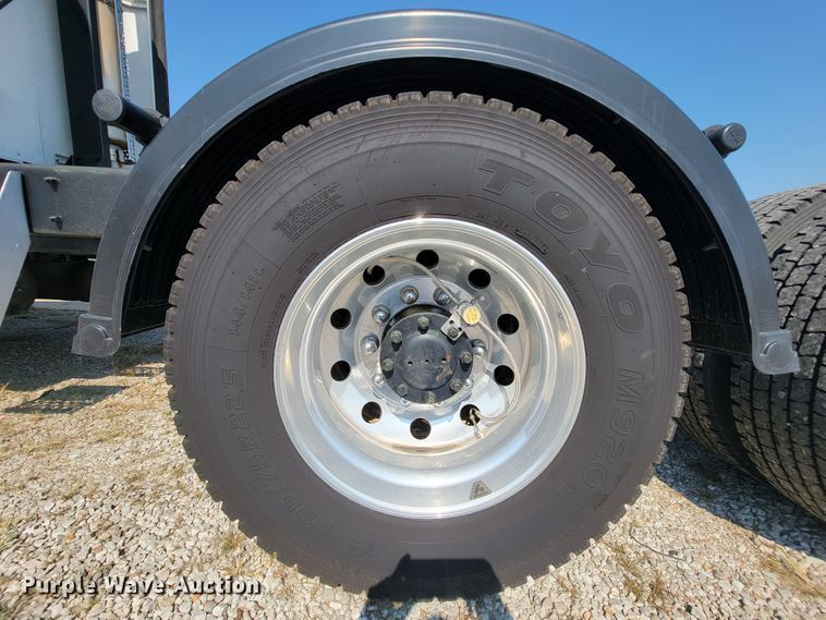 image for item KQ9191 2003 Kenworth T800  semi truck