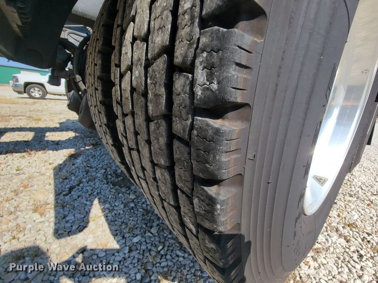 image for item KQ9191 2003 Kenworth T800  semi truck