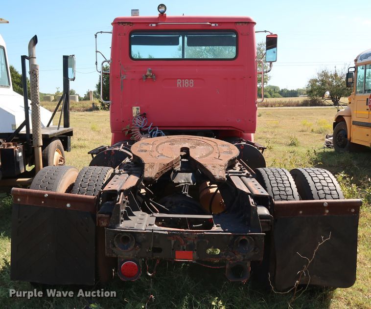 image for item KQ9754 1987 Vovlo White WCS  semi truck