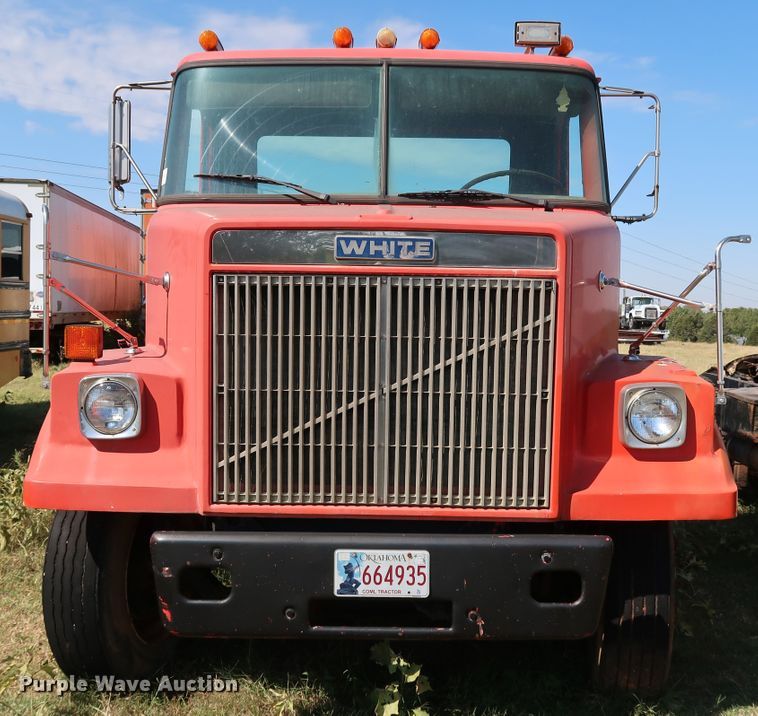 image for item KQ9754 1987 Vovlo White WCS  semi truck