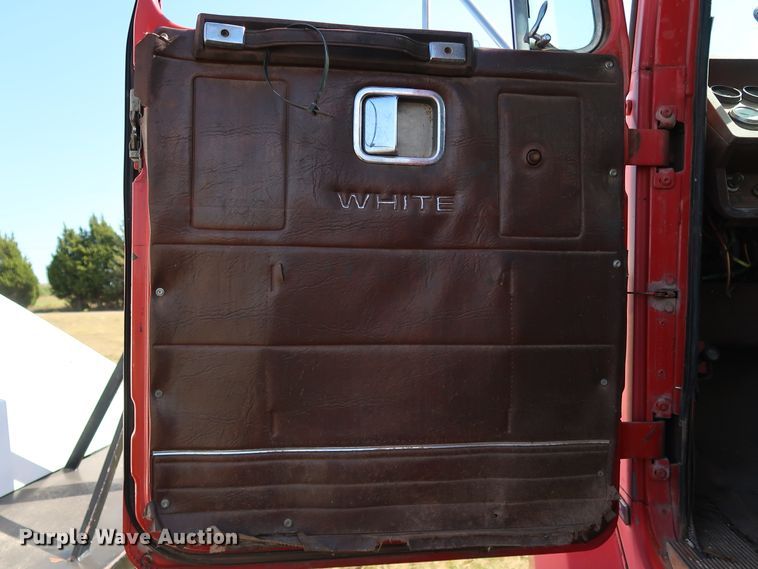 image for item KQ9754 1987 Vovlo White WCS  semi truck