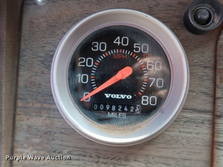 image for item KQ9754 1987 Vovlo White WCS  semi truck