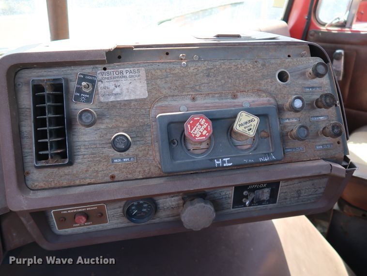 image for item KQ9754 1987 Vovlo White WCS  semi truck