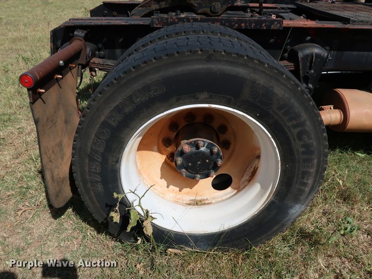 image for item KQ9754 1987 Vovlo White WCS  semi truck