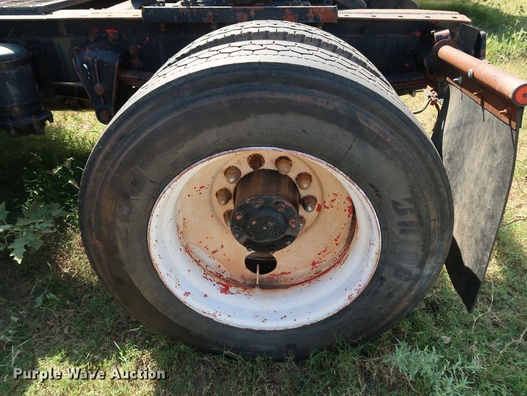 image for item KQ9754 1987 Vovlo White WCS  semi truck