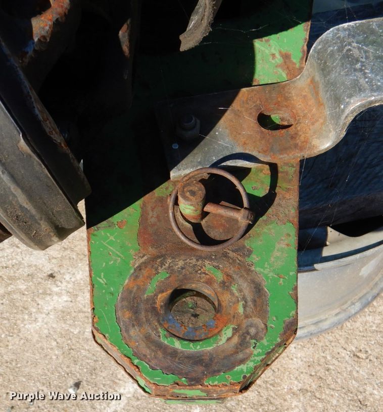 image for item DL0614 2007 John Deere 468  round baler