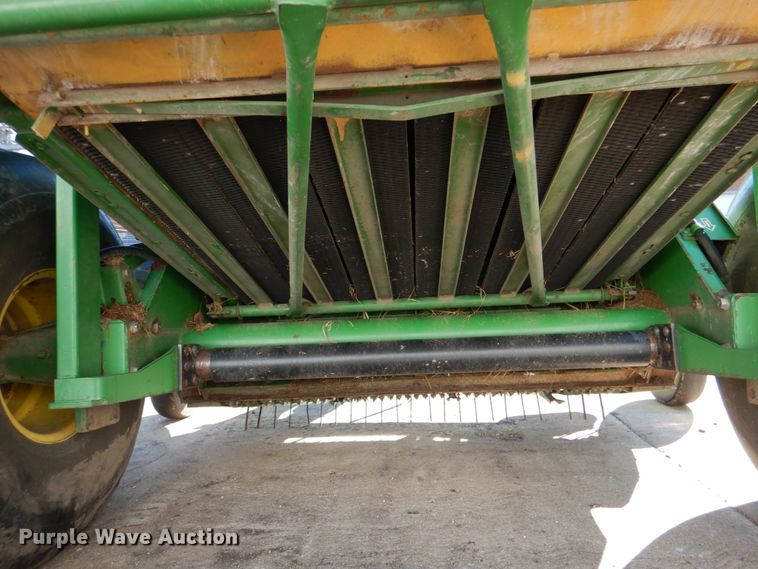 image for item DL0614 2007 John Deere 468  round baler