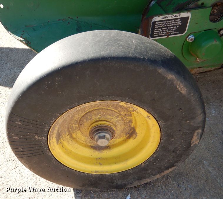 image for item DL0614 2007 John Deere 468  round baler
