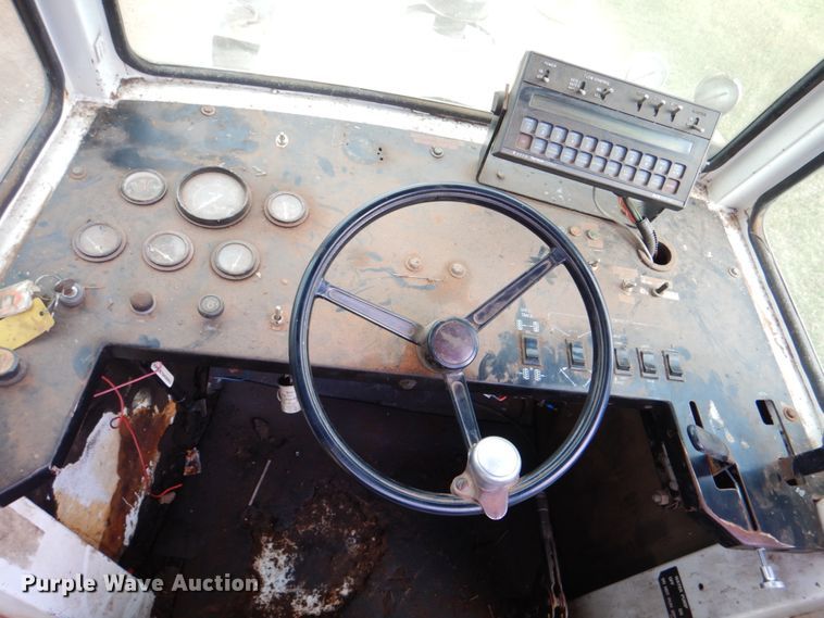 image for item DL0620 Willmar 745  sprayer