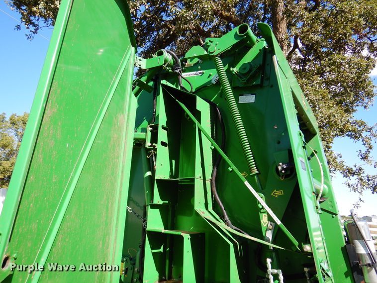 image for item DM5220 2011 John Deere 468  round baler
