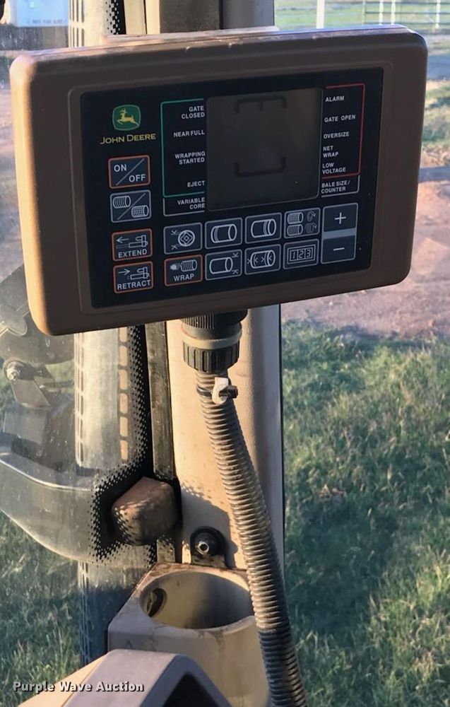 image for item DM5220 2011 John Deere 468  round baler