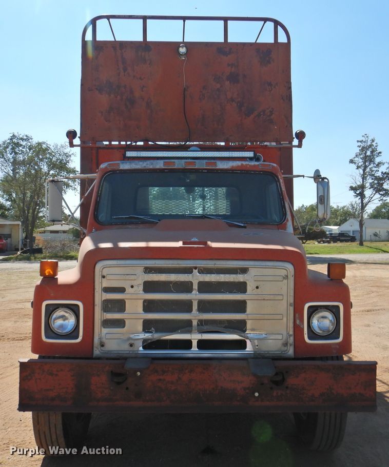 image for item DM8999 1980 International F1954  cotton module truck