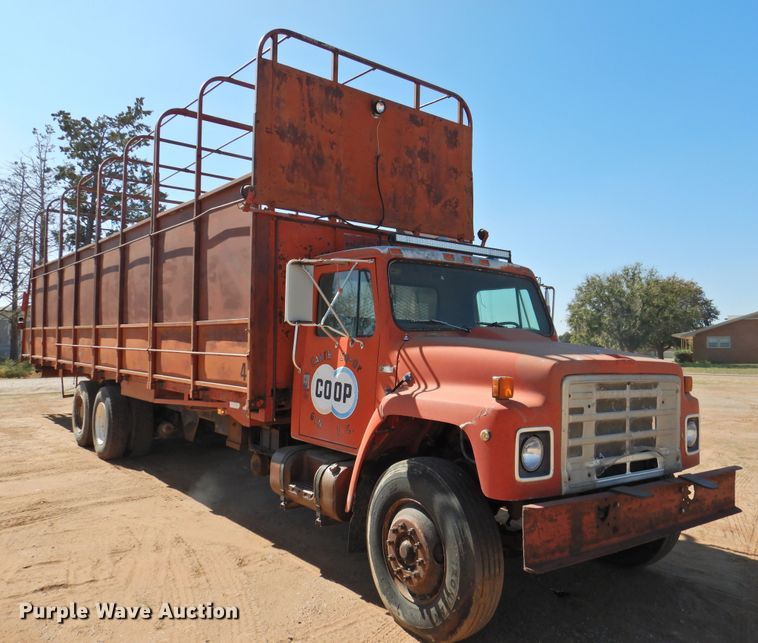 image for item DM8999 1980 International F1954  cotton module truck