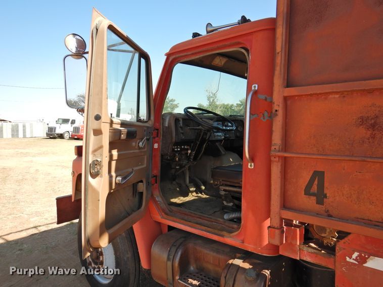 image for item DM8999 1980 International F1954  cotton module truck