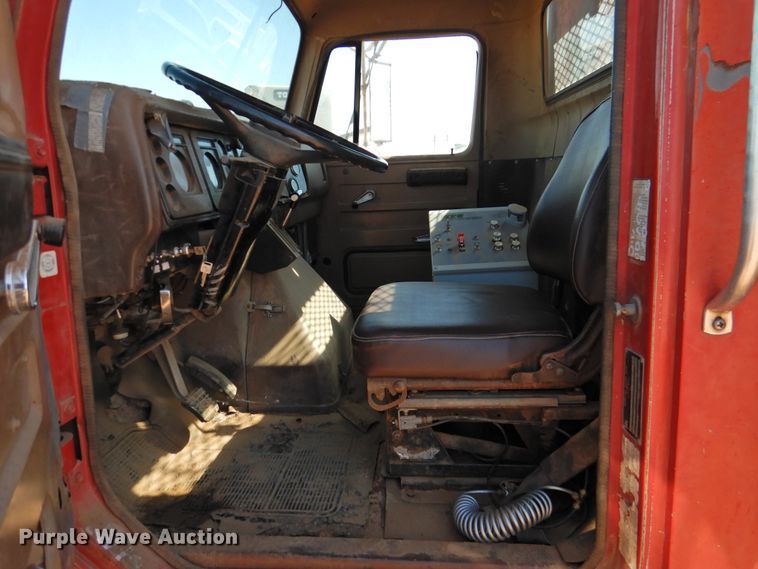 image for item DM8999 1980 International F1954  cotton module truck