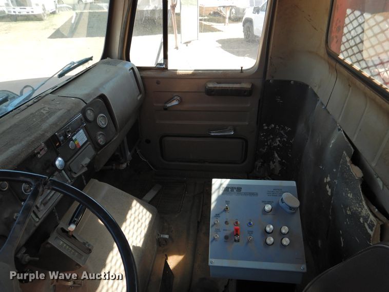 image for item DM8999 1980 International F1954  cotton module truck