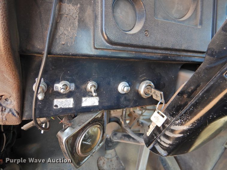 image for item DM8999 1980 International F1954  cotton module truck