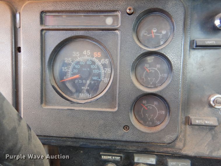 image for item DM8999 1980 International F1954  cotton module truck