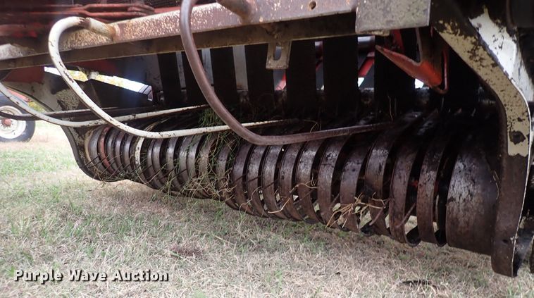 image for item DN2186 1981 Hesston 5580  round baler