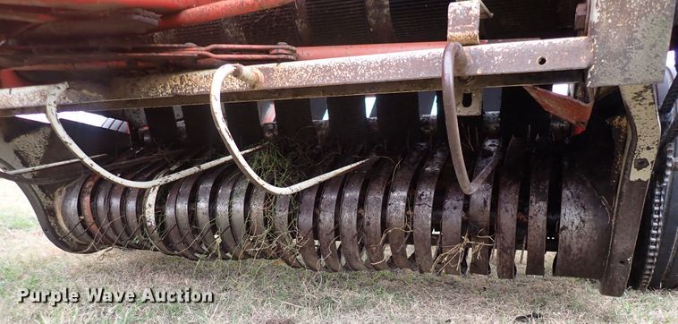 image for item DN2186 1981 Hesston 5580  round baler