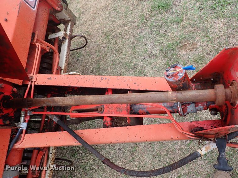 image for item DN2186 1981 Hesston 5580  round baler